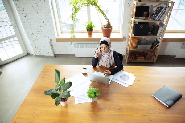 Портрет красивой арабской предпринимательницы в хиджабе во время работы — стоковое фото