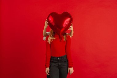 Sevgililer Günü kutlamaları, kırmızı arka planda izole edilmiş beyaz çocuklar.