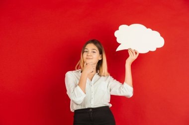 Sevgililer Günü kutlaması, kırmızı arka planda izole edilmiş mutlu beyaz kız.