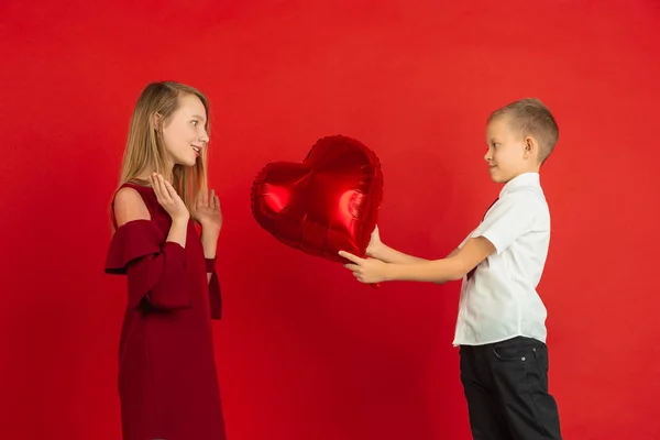 Valentines day celebration, happy caucasian kids isolated on red background — Stock Photo, Image