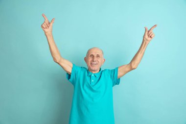 Beyaz adam portresi mavi stüdyo arka planında izole edilmiş.