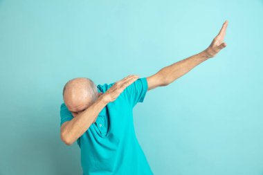 Beyaz adam portresi mavi stüdyo arka planında izole edilmiş.