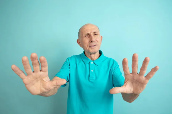 Blanc senior mans portrait isolé sur fond bleu studio — Photo