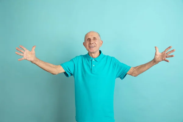 Caucásico senior mans retrato aislado en azul estudio fondo — Foto de Stock