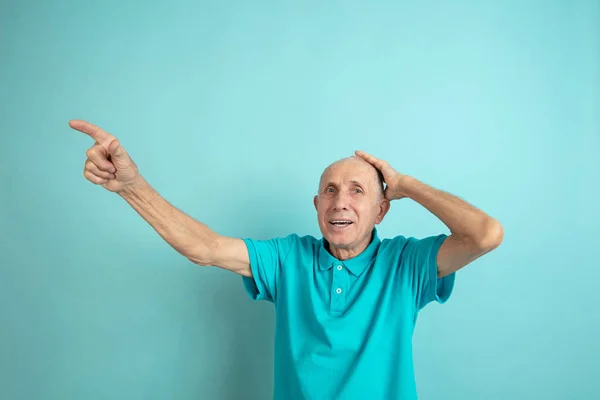 Caucásico senior mans retrato aislado en azul estudio fondo — Foto de Stock