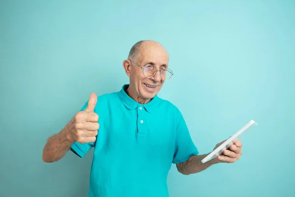 Kaukasische Senior Men Porträt isoliert auf blauem Studiohintergrund — Stockfoto