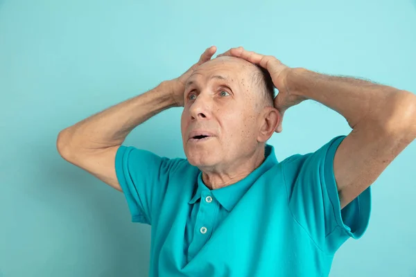 Caucásico senior mans retrato aislado en azul estudio fondo — Foto de Stock