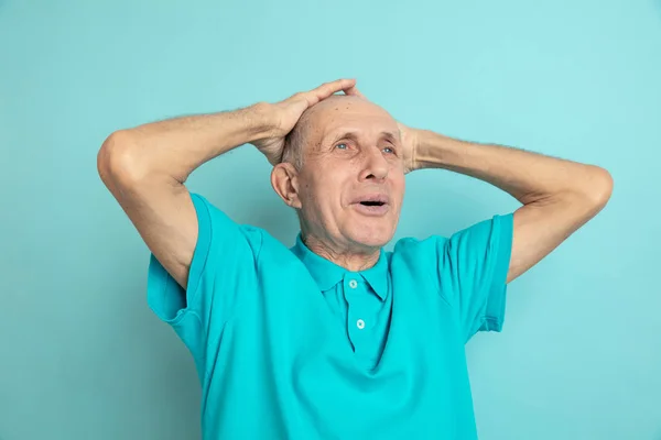 Kaukasiska senior mans porträtt isolerad på blå studio bakgrund — Stockfoto