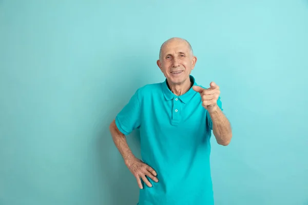 Caucásico senior mans retrato aislado en azul estudio fondo — Foto de Stock