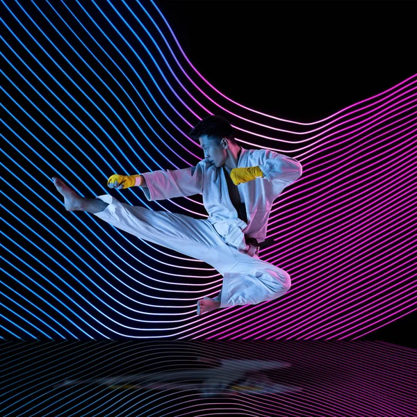 Творческий спорт и неоновые волны на темно-неоновом фоне освещенной линии — стоковое фото