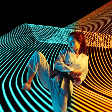 Karanlık neon ışıklı arka planda yaratıcı spor ve neon dalgaları