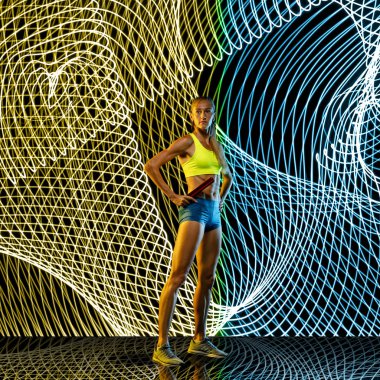 Karanlık neon ışıklı arka planda yaratıcı spor ve neon dalgaları