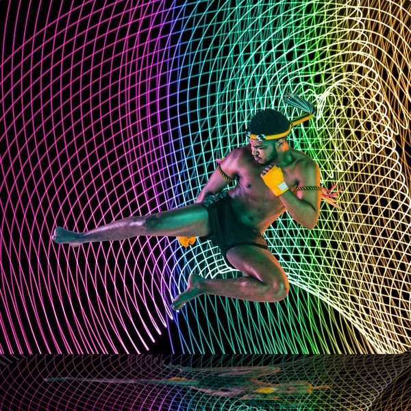 Kreativer Sport und Neonwellen auf dunklem, neonbeleuchtetem Hintergrund — Stockfoto
