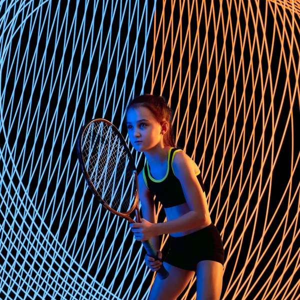 Kreatywny sport i neonowe fale na ciemnym neonowym oświetlonym tle linii — Zdjęcie stockowe