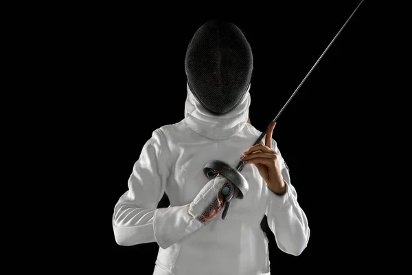 Tonåring flicka i fäktning kostym med svärd i handen isolerad på svart bakgrund — Stockfoto