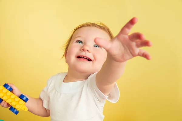 Niña caucásica, niños aislados sobre fondo amarillo estudio — Foto de Stock