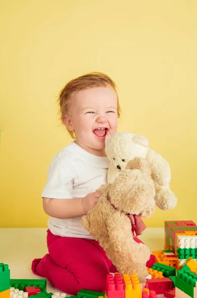 Niña caucásica, niños aislados sobre fondo amarillo estudio — Foto de Stock