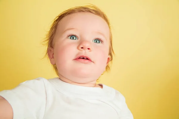 Petite fille blanche, enfants isolés sur fond de studio jaune — Photo