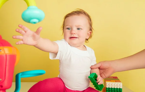 Ragazzina caucasica, bambini isolati su sfondo giallo studio — Foto Stock