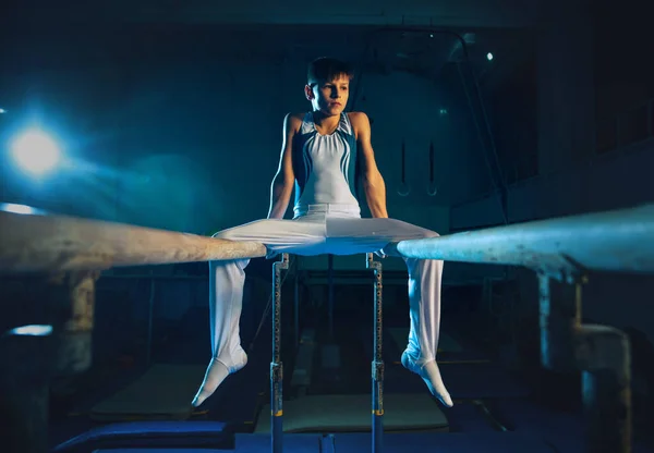 Malý gymnastický trénink v tělocvičně, flexibilní a aktivní — Stock fotografie
