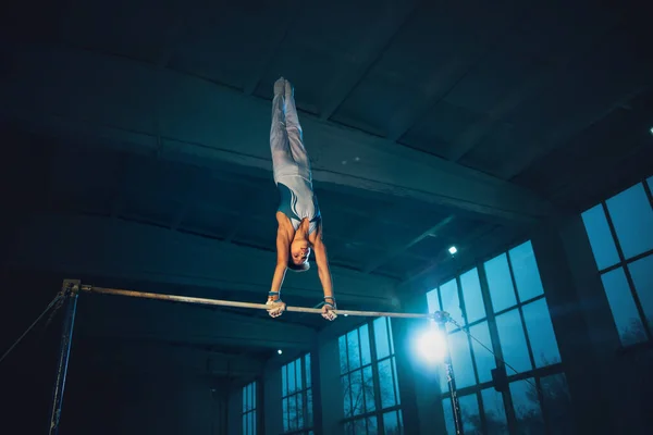 Pequeño entrenamiento de gimnasta masculino en gimnasio, flexible y activo —  Fotos de Stock