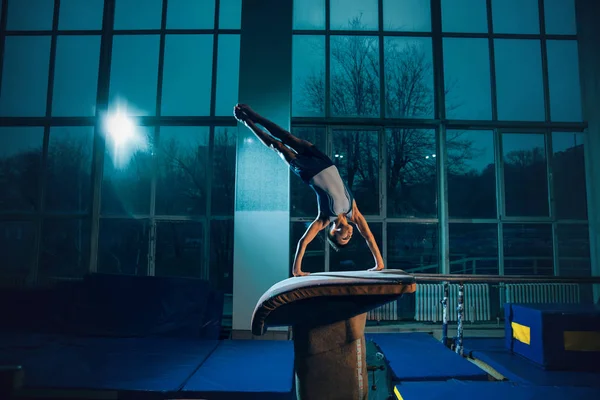 Petit entraînement de gymnaste masculin en salle de gym, flexible et actif — Photo