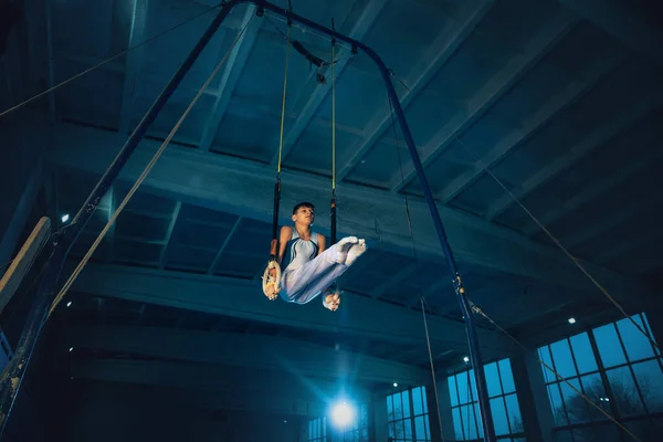 Kleine mannelijke gymnastiektraining in de sportschool, flexibel en actief — Stockfoto