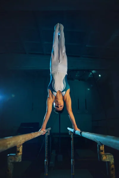 Маленька гімнастка в тренажерному залі, гнучка і активна — стокове фото