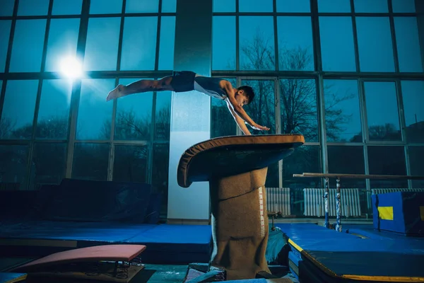 Petit entraînement de gymnaste masculin en salle de gym, flexible et actif — Photo