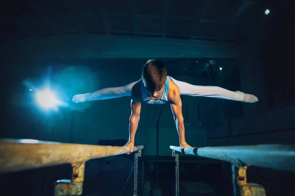 Petit entraînement de gymnaste masculin en salle de gym, flexible et actif — Photo