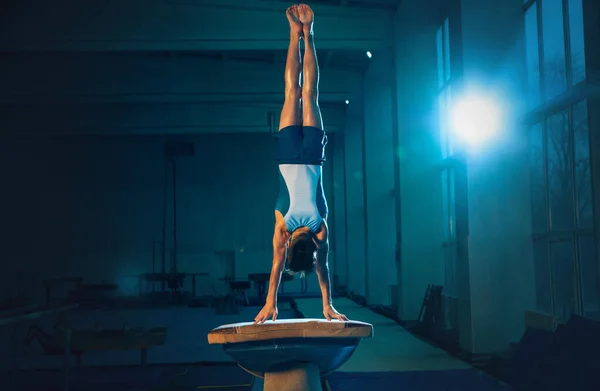 Маленькая мужская гимнастика в тренажерном зале, гибкая и активная — стоковое фото