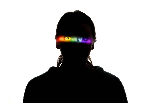 Retrato dramático de uma menina no escuro no fundo do estúdio branco com linha de cor do arco-íris — Fotografia de Stock