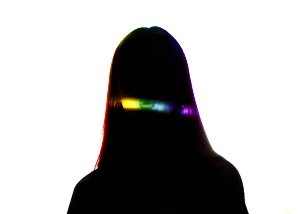 Drammatico ritratto di una ragazza al buio su sfondo bianco studio con arcobaleno linea colorata — Foto Stock