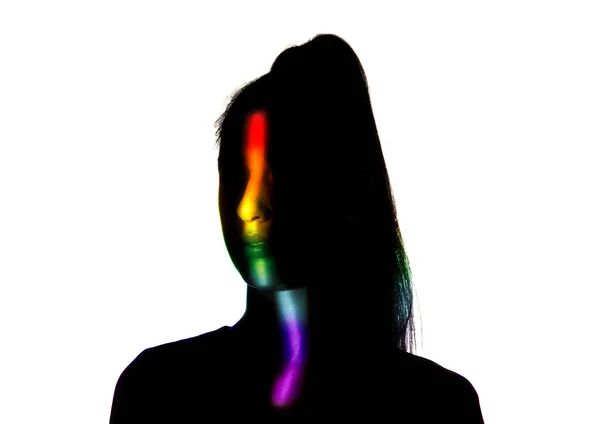 Драматический портрет девушки в темноте на белом фоне студии с радужной линией — стоковое фото