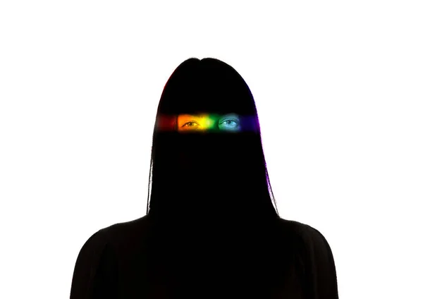 Retrato dramático de una chica en la oscuridad sobre fondo de estudio blanco con línea de color arco iris —  Fotos de Stock