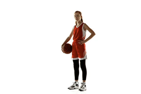 Muda kaukasia pemain basket wanita dengan latar belakang studio putih — Stok Foto