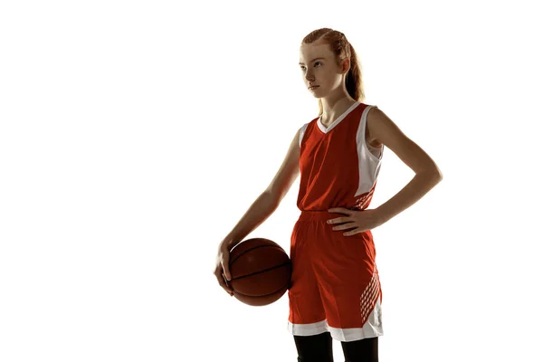 Νεαρή καυκάσια γυναίκα μπασκετμπολίστας σε λευκό φόντο στούντιο — Φωτογραφία Αρχείου