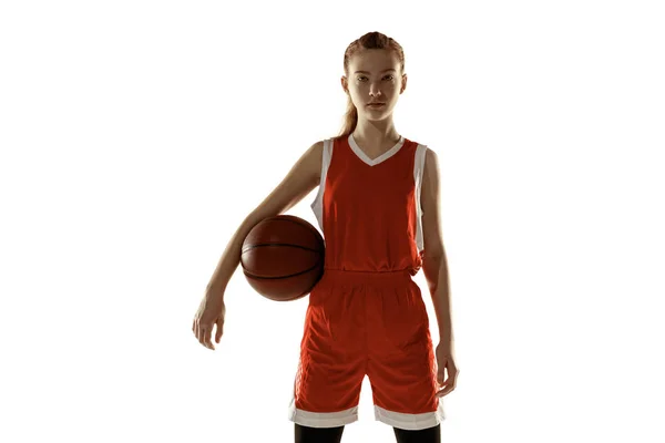 Jonge blanke vrouwelijke basketbalspeler tegen witte studio achtergrond — Stockfoto