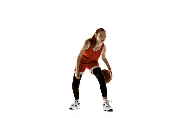 पांढरा स्टुडिओ पार्श्वभूमी विरुद्ध युवा काकेशियन महिला बास्केटबॉल खेळाडू — स्टॉक फोटो, इमेज
