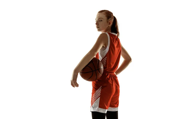 Jonge blanke vrouwelijke basketbalspeler tegen witte studio achtergrond — Stockfoto