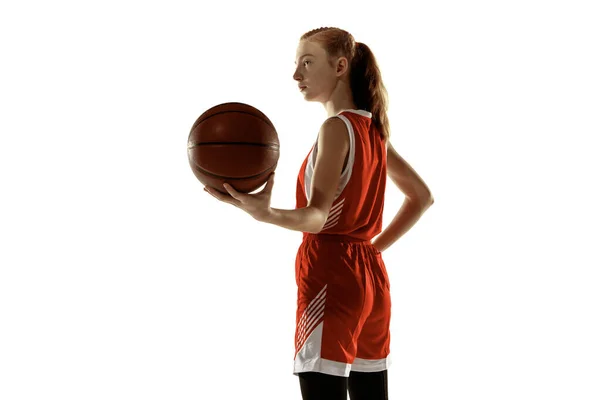 Jovem caucasiano jogador de basquete feminino contra fundo estúdio branco — Fotografia de Stock