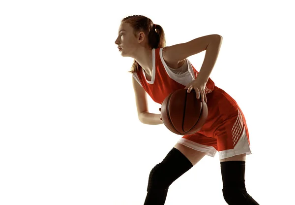若いです白人女性バスケットボール選手に対する白いスタジオの背景 — ストック写真