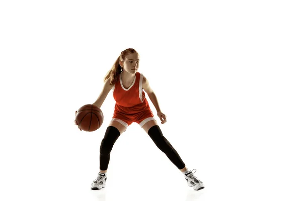 Jovem caucasiano jogador de basquete feminino contra fundo estúdio branco — Fotografia de Stock