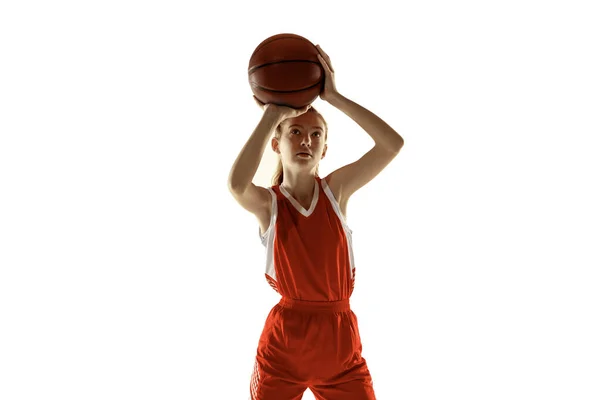 Jovem caucasiano jogador de basquete feminino contra fundo estúdio branco — Fotografia de Stock