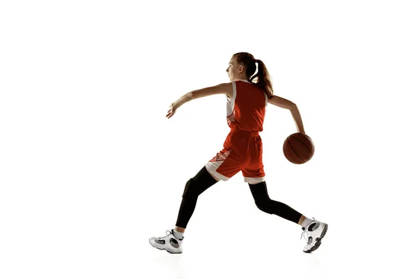 पांढरा स्टुडिओ पार्श्वभूमी विरुद्ध युवा काकेशियन महिला बास्केटबॉल खेळाडू — स्टॉक फोटो, इमेज