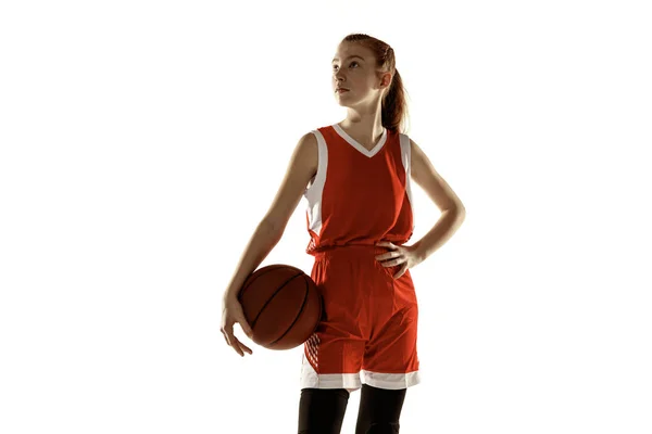 Jonge blanke vrouwelijke basketbalspeler tegen witte studio achtergrond — Stockfoto