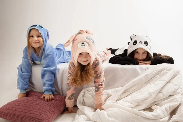 Παιδιά σε μαλακό ζεστό πιτζάμες έχουν κόμμα χρωματιστά φωτεινά παίζοντας στο σπίτι — Φωτογραφία Αρχείου