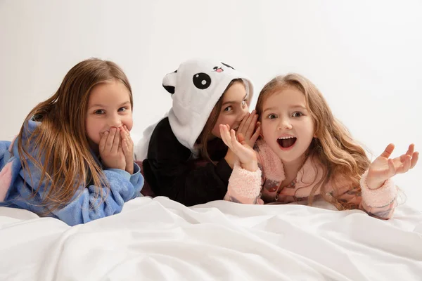 Crianças em pijama macio quente tendo partido colorido brilhante jogando em casa — Fotografia de Stock