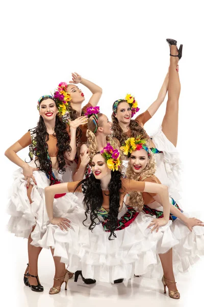 Schöne junge Frauen in Karnevals- und Maskenkostümen auf weißem Studiohintergrund — Stockfoto