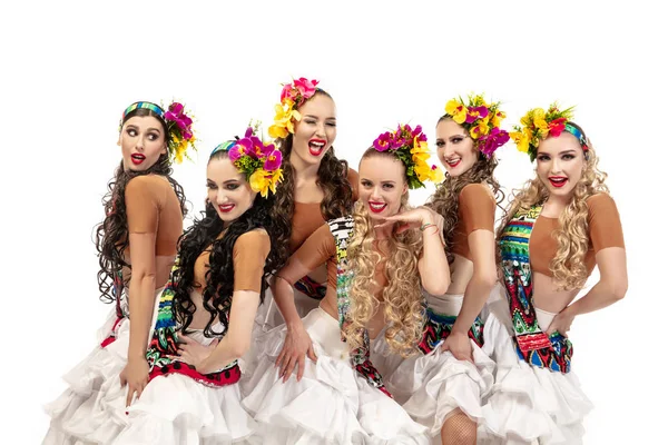 Belles jeunes femmes en costumes de carnaval et de mascarade sur fond de studio blanc — Photo